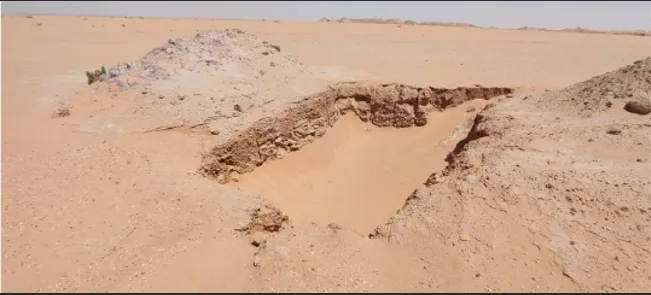 حفرة سطحية ونواتج حفر مكشوفة تدعم ملاحظة الحاجة إلى الردم أو التسوية وفق المتطلبات المعتمدة